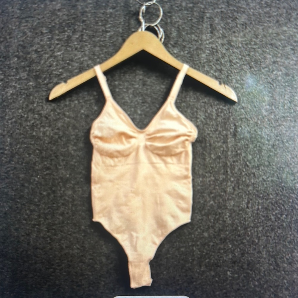 SKIMS never worn seamless sculpt thong bodysuit!